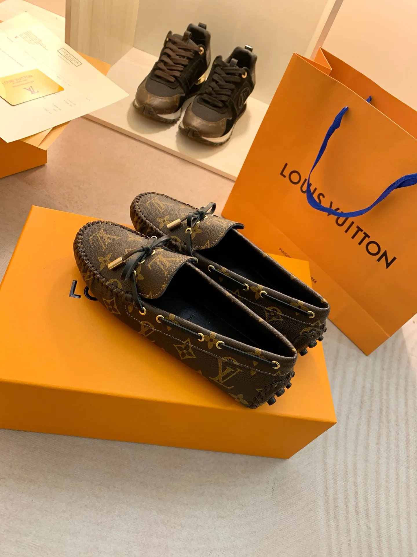 p460💰Couple model❤️🇫🇷 𝙇𝙤𝙪𝙞𝙨 𝙑𝙪𝙞𝙩𝙩𝙤𝙣 🇫🇷Louis Vuitton 2023 Classic𝓛𝓿 𝓣𝓻𝓪𝓲𝓷𝓮𝓻 Sports Series ➪➪➪¯ [Arizona Doudou Shoes Series] ▪️▪️▪️Arizona slip-on shoes are made of Monogram Eclipse canvas. Its hand-painted and dyed edges and hand-sewn uppers fully demonstrate Louis Vuitton's traditional shoemaking craftsmanship. This slip-on shoe is very lightweight. The integrated tongue and upper make it particularly comfortable and flexible. The soft outsole is equipped with rubber padding. Decorated with matching sash. Detailed features: ☑️Monogram Eclipse canvas ☑️Black Eclipse pattern ☑️Hand-painted shoe edges ☑️Hand-sewn uppers (each pair takes time to process) ☑️Integrated tongue and upper construction ☑️Outsole equipped with rubber lining ☑️size: 35_46